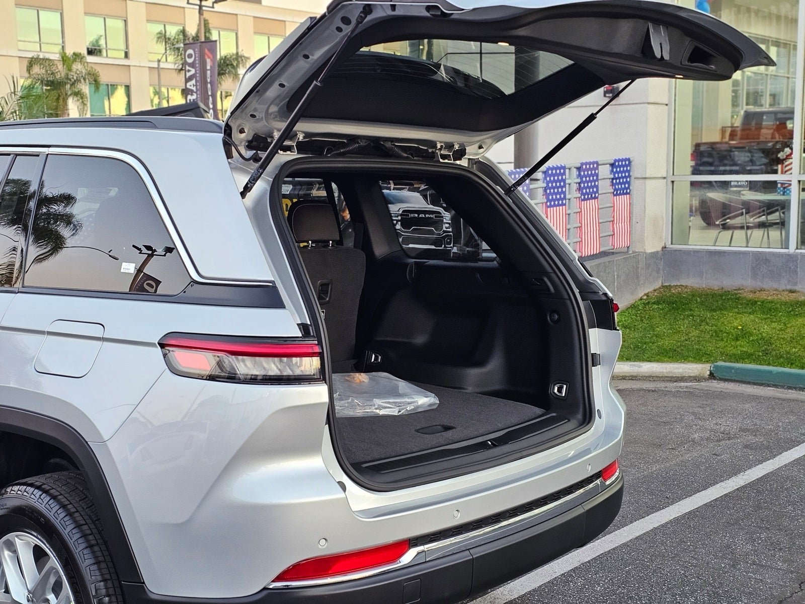 2026 Jeep Grand Cherokee Laredo