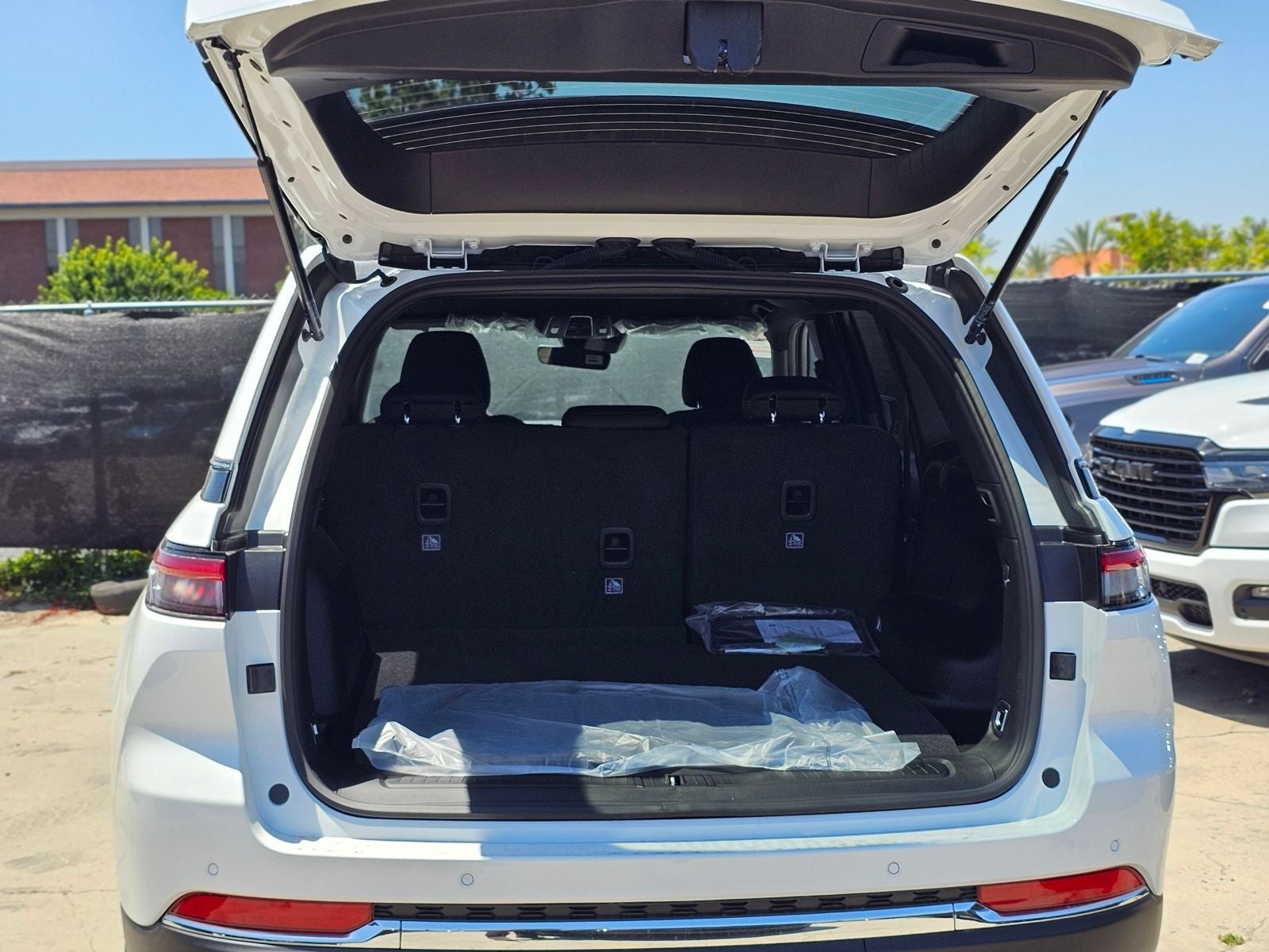 2026 Jeep Grand Cherokee Laredo