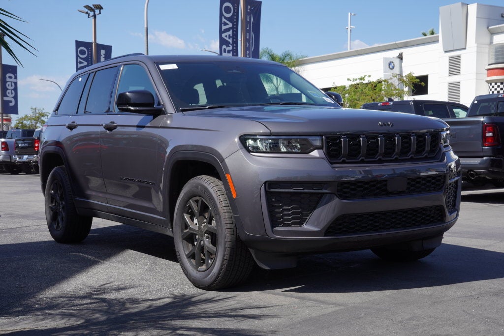 2026 Jeep Grand Cherokee Laredo Altitude 4X4 SUV