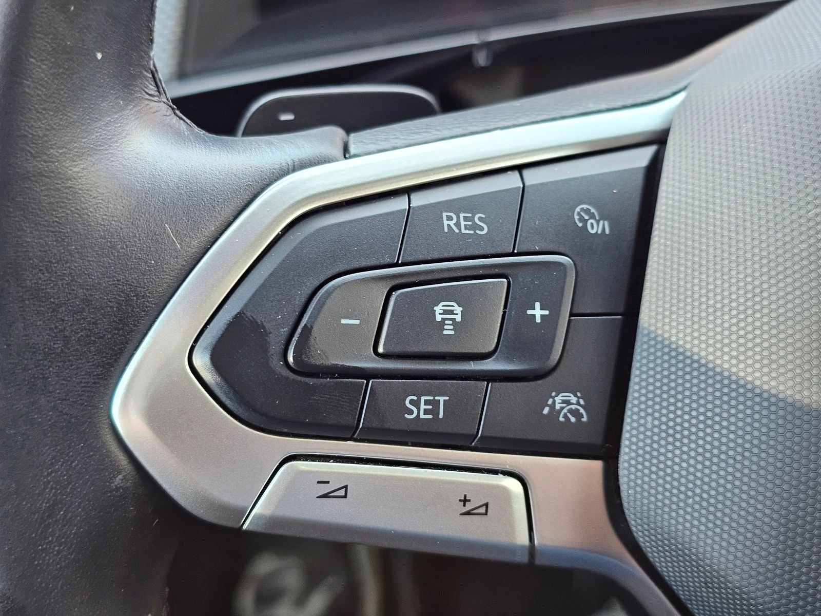 2024 Volkswagen Atlas Cross Sport 2.0T SEL Premium R-Line