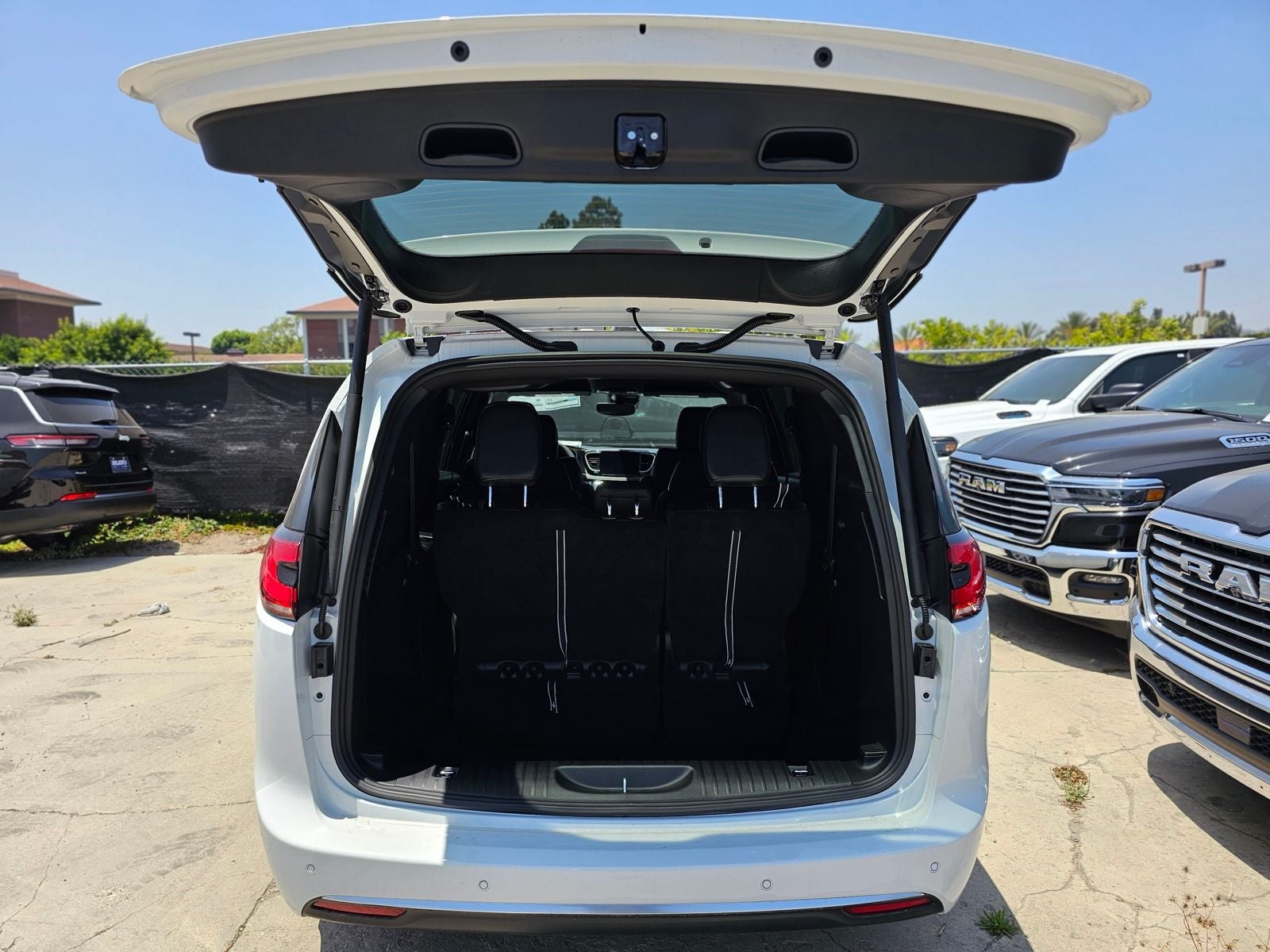 2027 Chrysler Pacifica Select